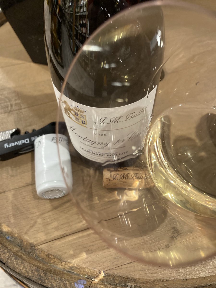 Outstanding white #Burgundy from the up & coming appellation of #Montagny,22 #DomaineBoillot 1erCru,is an outstanding Chardonnay,canary color,lovely aroma of white peach,lemon zest,mineral & white flower,decent concentration,flavorful,but w/nice pedigree,flavorful & seductive vin