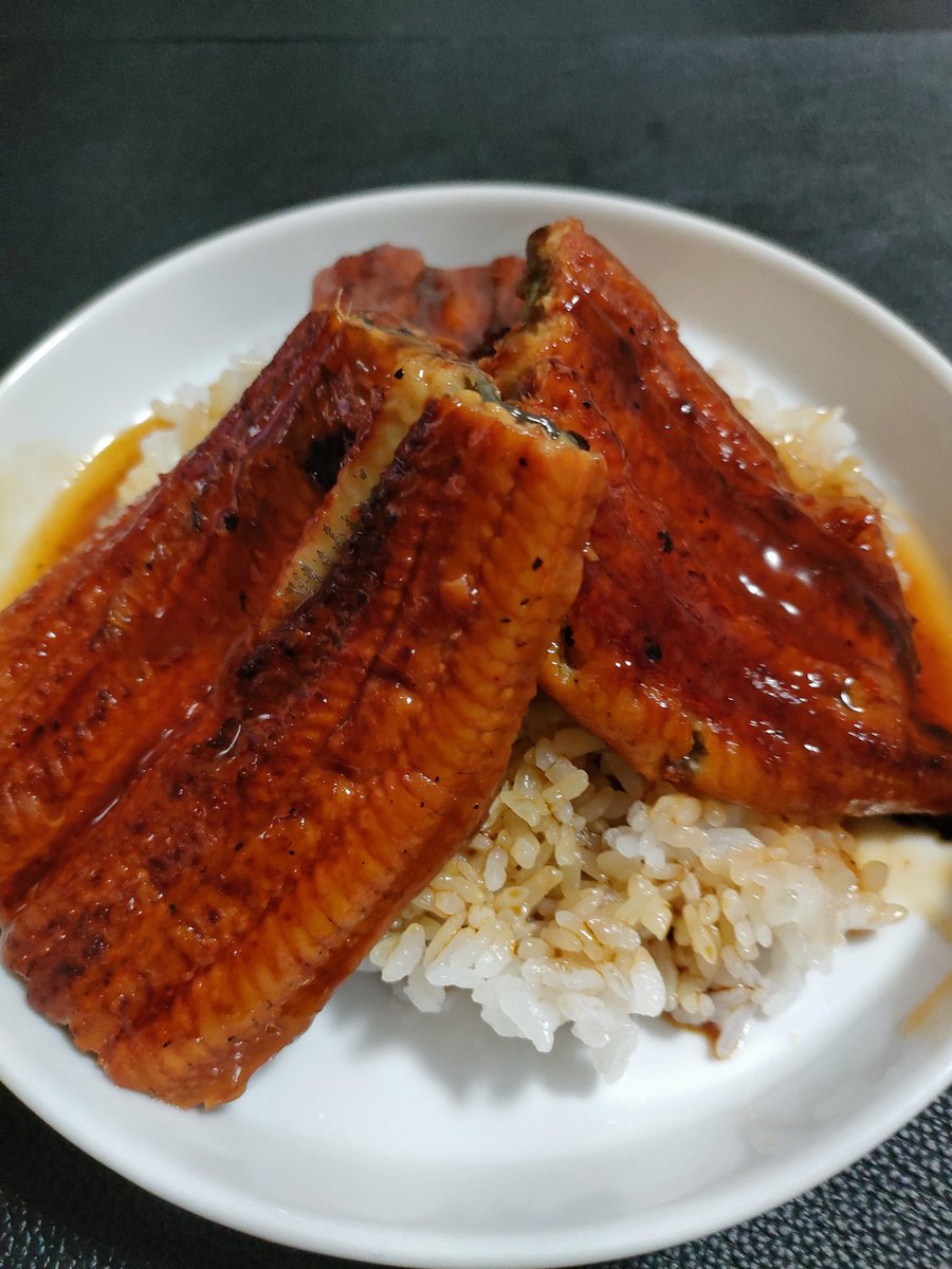 自宅飯の昼は鰻
明日からの活力に！