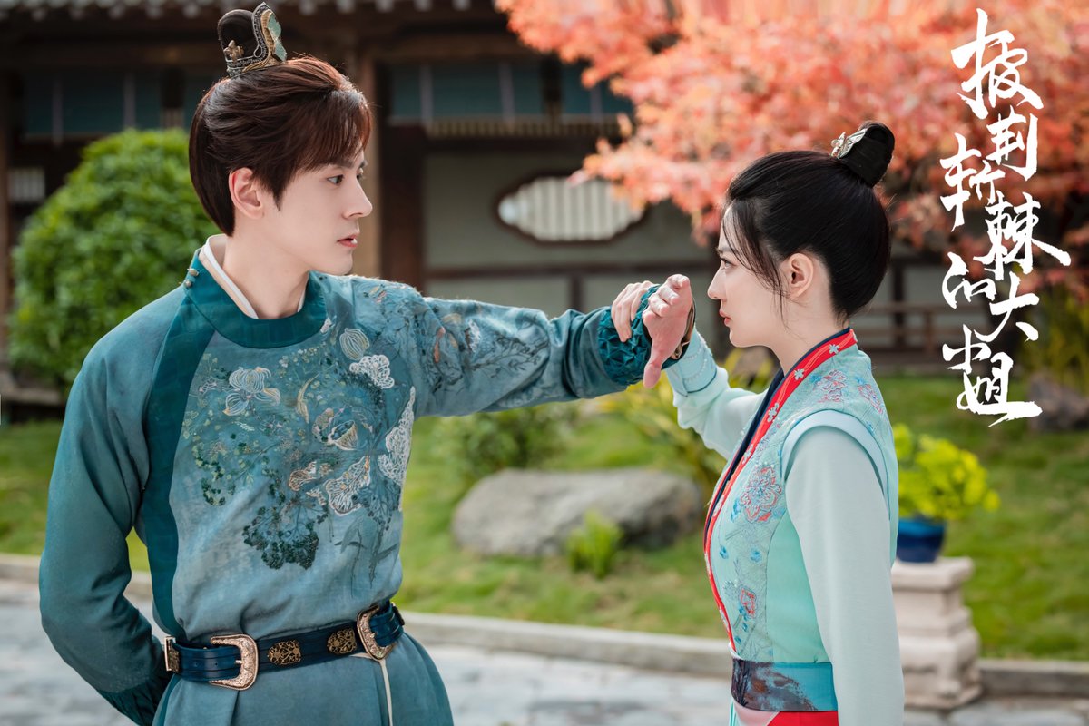 The currently airing historical romance drama #LadyRevengerReturnsFromtheFire releases new stills of Xu Lu and Wei Zheming #披荆斩棘的大小姐