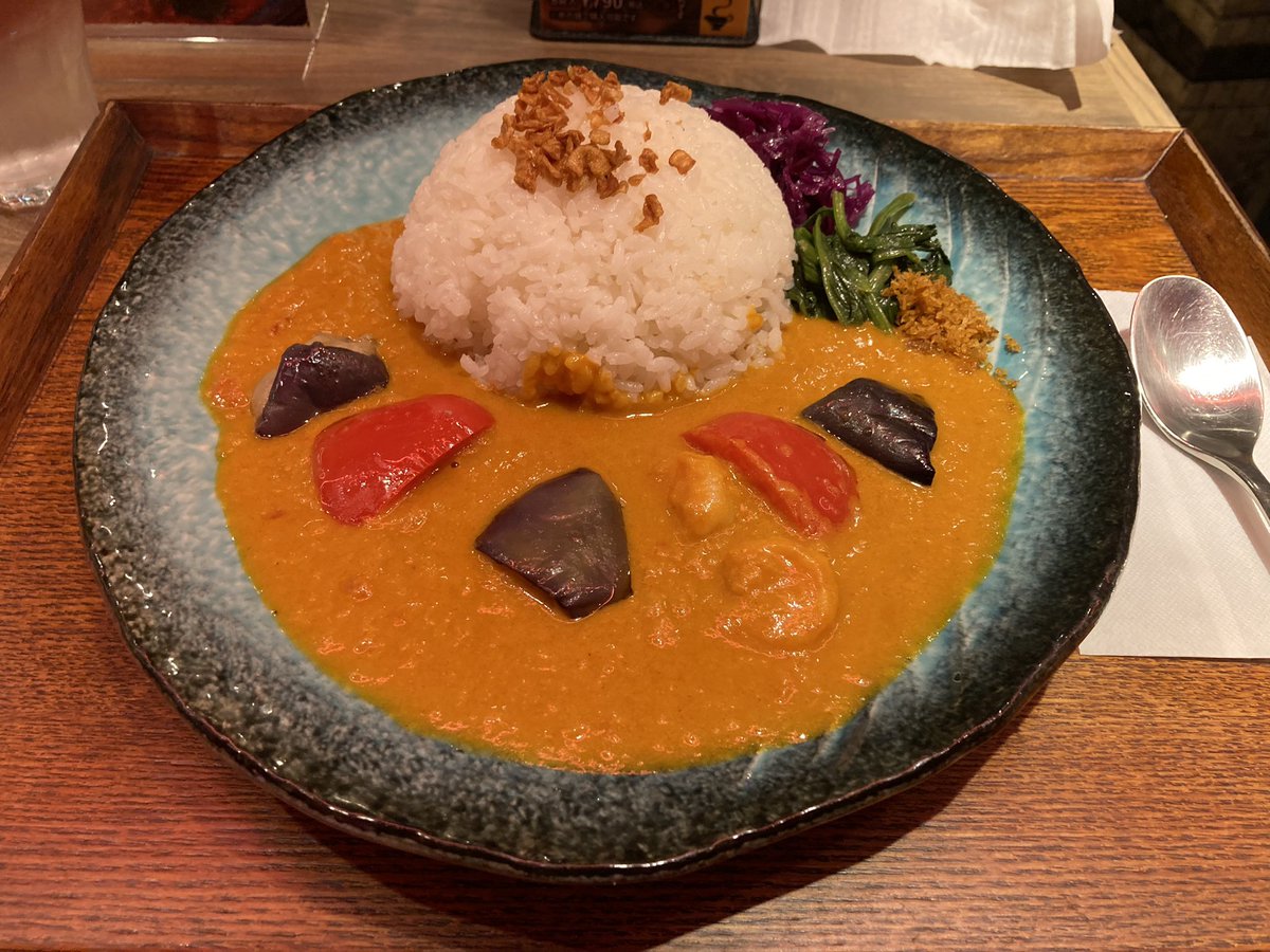 前から気になってた東京駅地下の中村屋系列のカレー屋でお昼