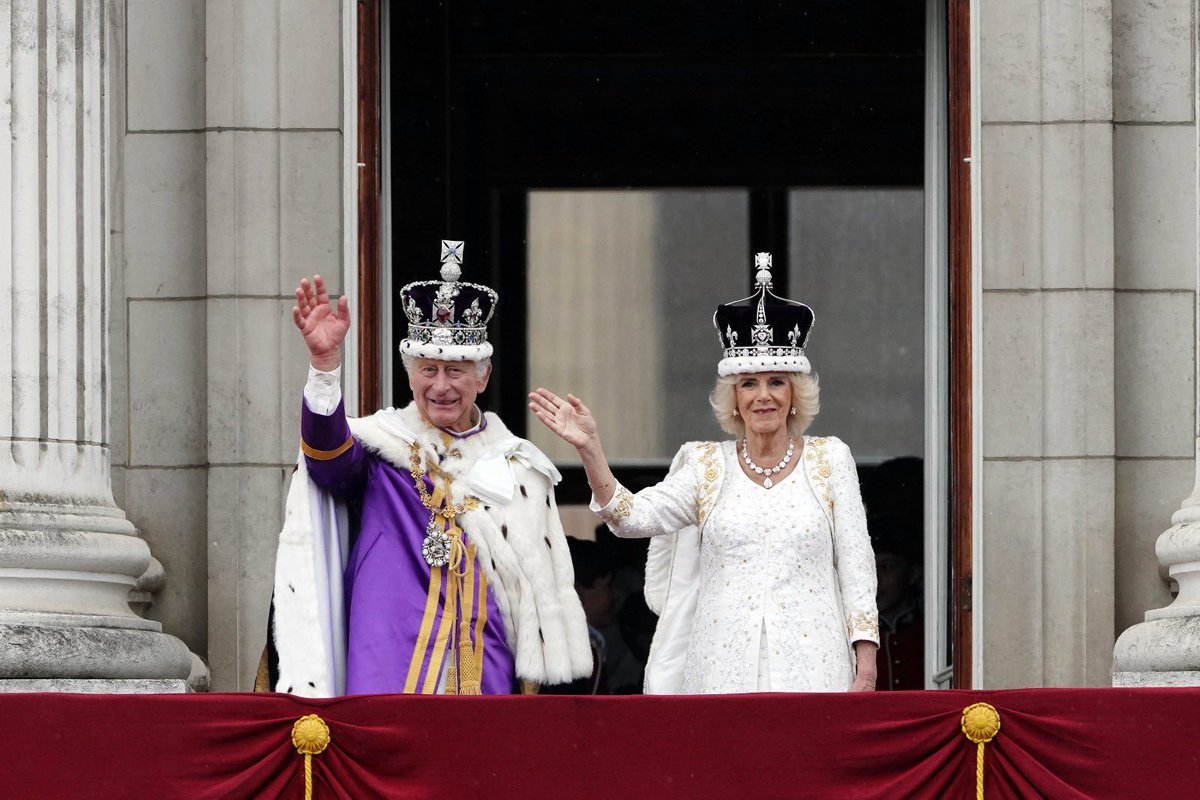 Today marks one year since The Coronation of their Majesties King Charles III and Queen Camilla at Westminster Abbey on Saturday, 6th May 2023. @IonaCThomas represented the Pitcairn Islands 🇵🇳 with Mayor Simon Young at this historic event.