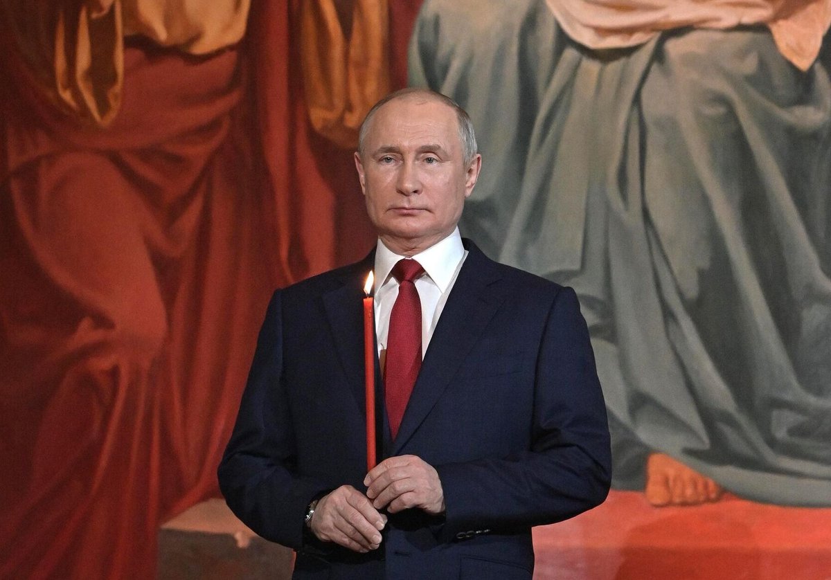 Стоит он весь такой православный в храме, свечку держит со сложными щами. Путин виноват в смертях тысяч украинцев, и и россиян. Уверен, каждый библейский грех  дед совершает минимум по паре раз в день.

Просто сдохни уже наконец, подонок