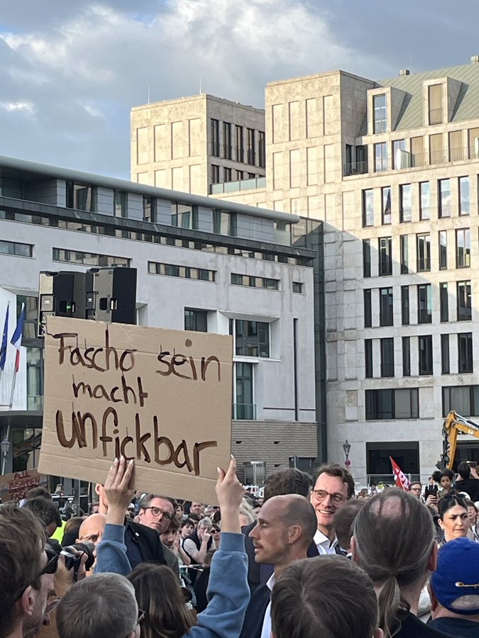 #b0505 
#Berlin 
#BrandenburgerTor 
Ich sag mal so, auf die Fascho Truppe dort trifft es auf jeden Fall zu.
Wie tief wollen die denn noch sinken?