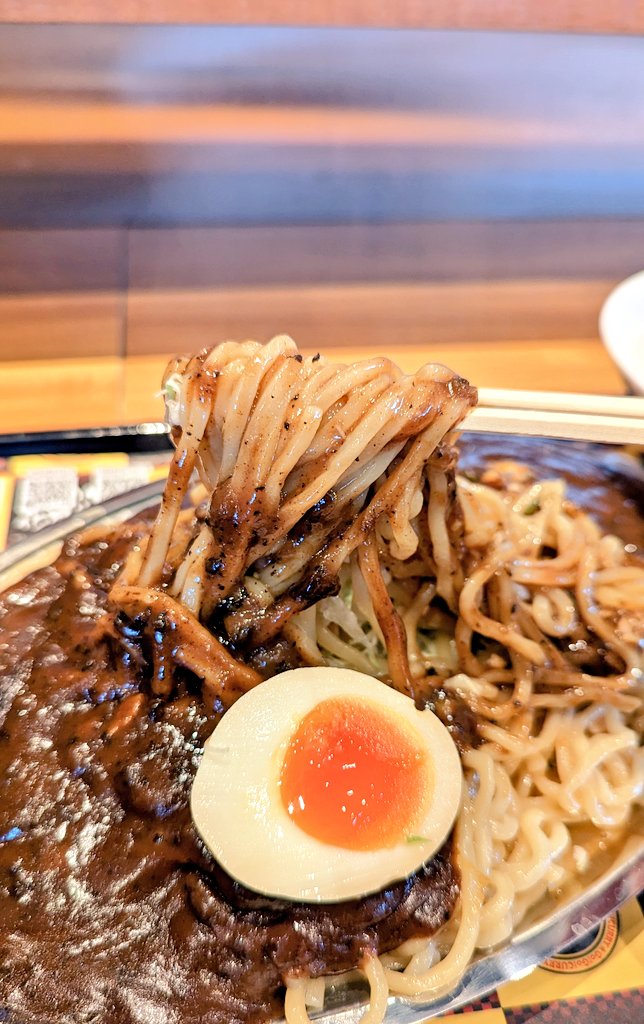 らあめん花月嵐 浦和美園店 ゴーゴーカレー監修 嵐ゴーゴーまぜそばW(ダブルウ) ライス 昨日全国発売の限定を食べに来たらルー･キャベツ･味玉2倍のW(ダブルウ)があったのでそちらを注文w 麺の下に千切りキャベツが潜む金沢カレーと花月嵐まぜそばが融合したパワフルな一杯！ #嵐ゴーゴーまぜそば