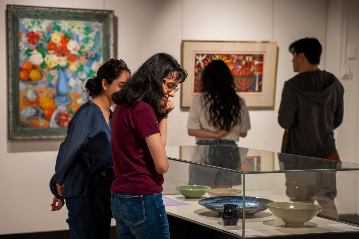_SaraFazeli's tweet image. I didn't know that a picture of my sister and me is on the @unswlibrary website, big thanks to my supervisor @milad_haghani for letting me know. The second pic is a sketch from the UNSW Scientia building by Nicholas Harding.
Don't miss this exhibition🖼️🖌️: library.unsw.edu.au
