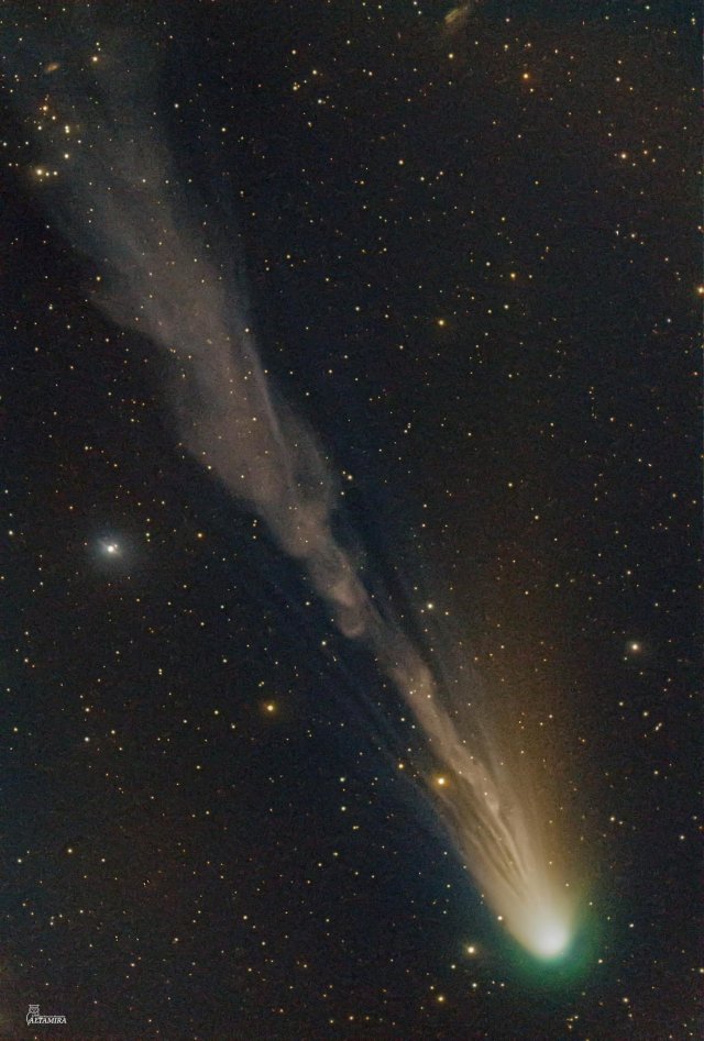 Long Tail of Comet Pons-Brooks © tmblr.co/ZHSGxTfR4BNPem…