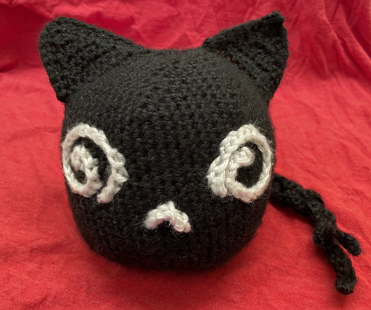 Finished crocheting a machiroon! I’m really happy with how the eyes turned out.
#FlayonsCrayons