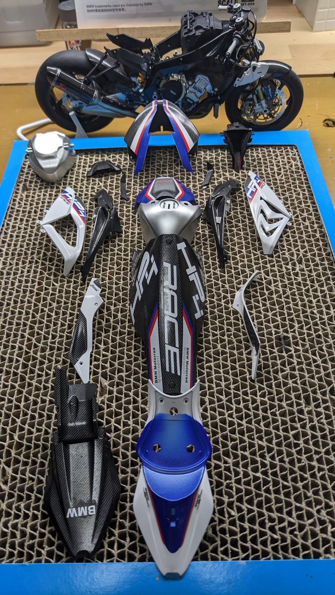 MASAMETAL17's tweet image. おし！
デカール貼り完了〜〜〜
しっかりと乾燥させて、明日の夜にでもトップコート始めっかな
#MENGMODEL
#バイクプラモ盛り上げ隊