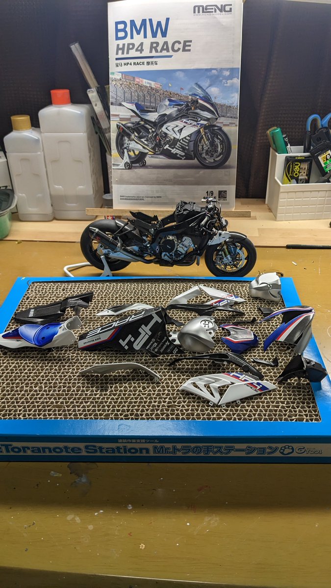 MASAMETAL17's tweet image. おし！
デカール貼り完了〜〜〜
しっかりと乾燥させて、明日の夜にでもトップコート始めっかな
#MENGMODEL
#バイクプラモ盛り上げ隊