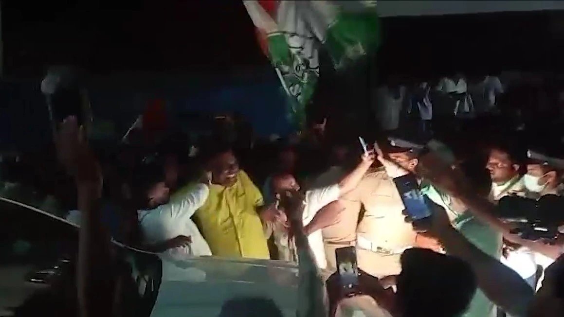 Chaos erupted at a BJP roadshow in Haveri as a video of DK Shivakumar 'slapping' a Congress worker went viral.

#feedmile #BJP #video #DKShivakumar #slapping #Congress #roadshow #Haveri