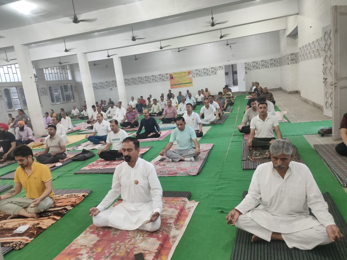 आज डेराबस्सी, चंडीगढ़ में योग विज्ञान एवं चिकित्सा शिविर में योग द्वारा रोगों से निजात एवं कार्यकर्ताओं को मार्गदर्शन प्रदान करते आदरणीय भाई राकेश जी, मुख्य केंद्रीय प्रभारी, भारत स्वाभिमान