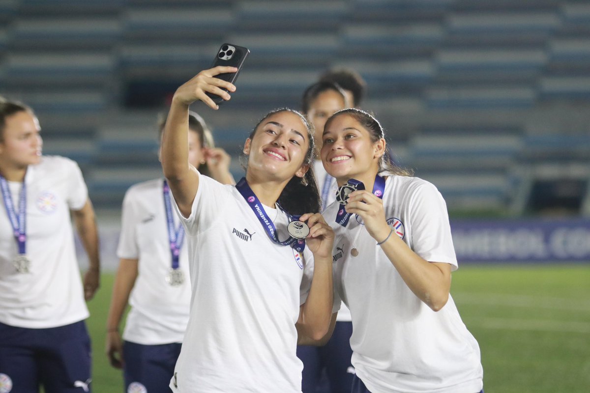 ¡El premio al esfuerzo y al deber cumplido! 🥈🏆 La #AlbirrojaFEMSub20 ⚪🔴 celebra su clasificación al Mundial de la categoría subiendo al podio de la CONMEBOL Sub 20 Femenina 2024. ¡Hicieron y seguirán haciendo historia! #VamosParaguay 🇵🇾