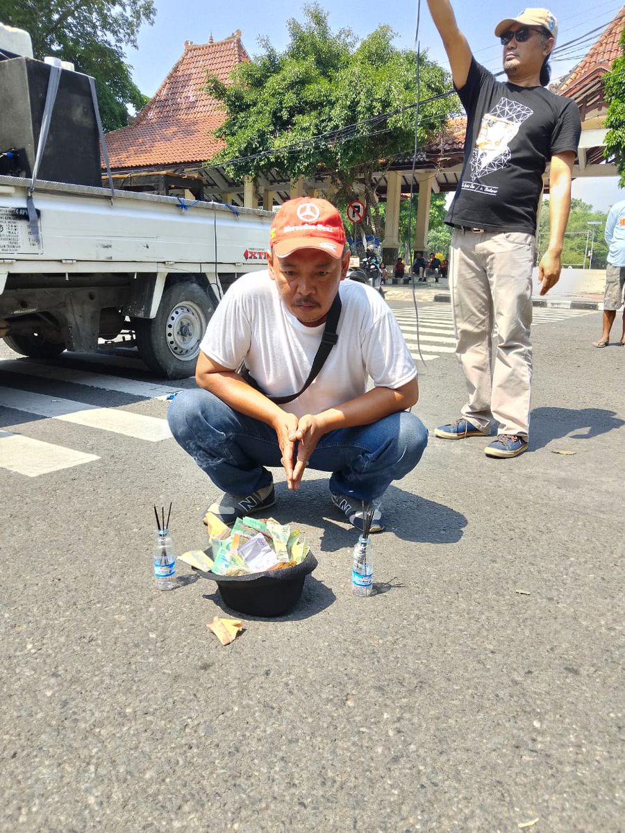 Mbokne dobol 😡
Milih Bupati Sidoarjo 3x semua jadi tersangka korupsi 🤦‍♂️ mungkin mereka kesambet setan wit ringin, iki loh tak bakarno dupo 🙈 
Bupati kali ini malah mangkir dari panggilan KPK 🤦‍♂️ 
Iki loh tak kumpulkan duwit urunan gawe ngeterno Gus e nang gedung merah putih