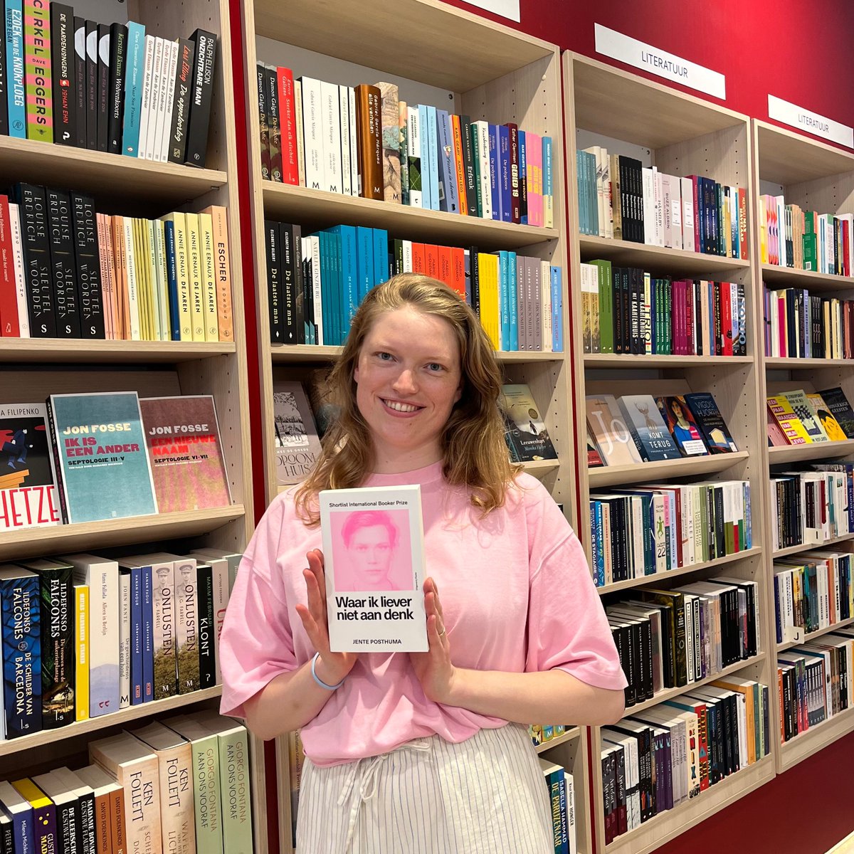 Waar ik liever niet aan denk beschrijft op bedrieglijk nonchalante, maar uiterst indringende wijze wat er gebeurt als de persoon op wie je je hele bestaan hebt gebouwd er plotseling niet meer is. 
buff.ly/4b4B1Uz