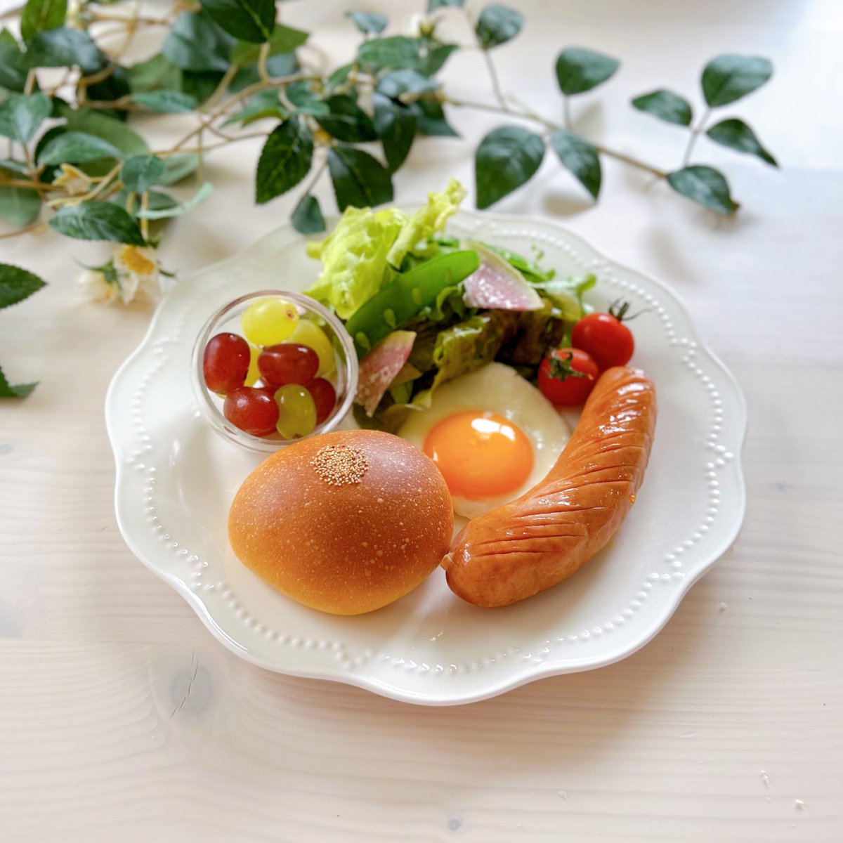 今日の朝ごはんはいちごあんぱん🍓
あんぱんが有名なお店の購入品🎶
ただの白あんにいちごパウダーを混ぜ込んだ餡じゃなくて、果肉が入ってました🍓✨
 #おうちごはん 
 #料理好きさんと繋がりたい