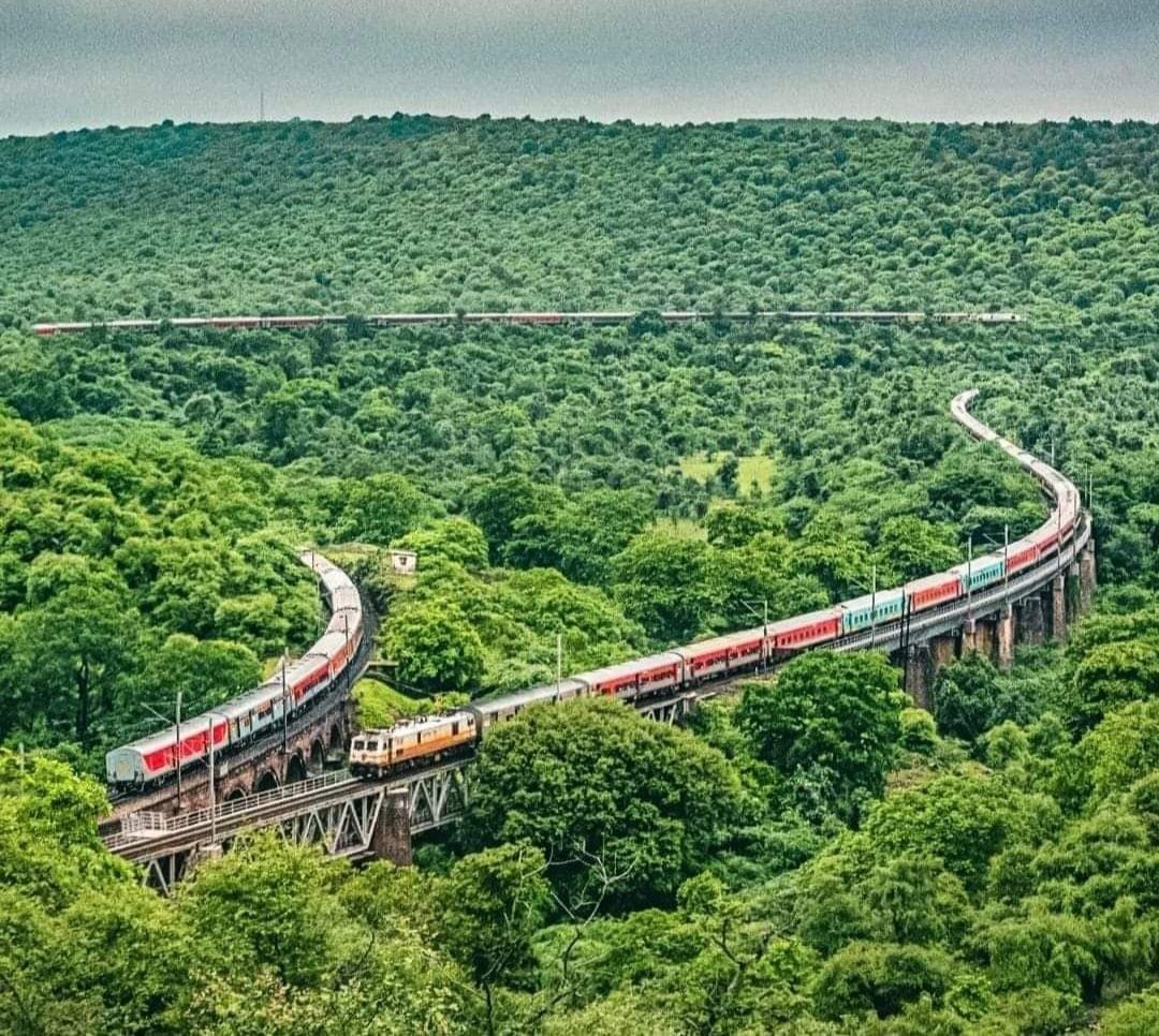 अंग्रेज अगर कुछ अच्छा देकर गए है तो बो है रेल 
कोटा राजस्थान का ये दृश्य जहा एक साथ तीन ट्रेन एक दूसरे को क्रॉस कर रही है 
✌ राजस्थान ✌

#railwayphotography #kota #india
 #indianrailways #railwaystation #railways_of_our_world #राजस्थान #rajasthan #bestchallenge #photochallenge