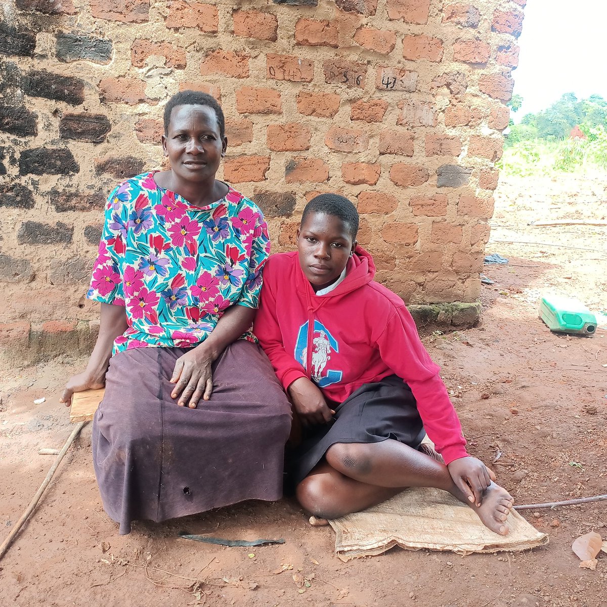 Meet Viola, a learner at Kojja SSS. She & her mother do casual work over weekends in gardens to earn money for school fees,& other basics. Unfortunately, their income has not been sufficient to cater for her school bills.With @mundocooperante , she joins our sponsorship program.