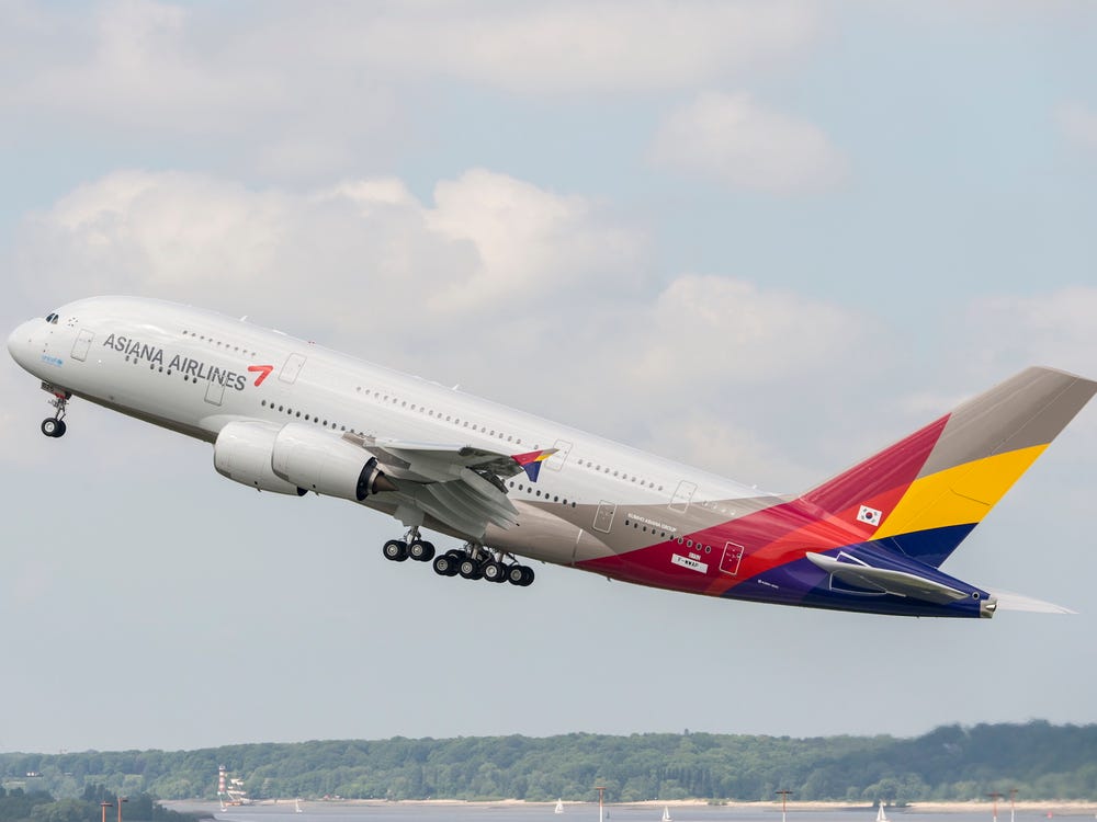 Dünyanın En Kısa A380 Uçuşu Başlıyor! ✈️ Güney Koreli havayolu şirketi Asiana Airlines, Seul'den Japonya'nın Osaka kentine Airbus A380 tipi dev gövdeli uçaklarla seferler başlatacağını duyurdu. Sadece 2 saat sürecek olan bu uçuşlar, 862 kilometrelik mesafe ile aktif olarak…