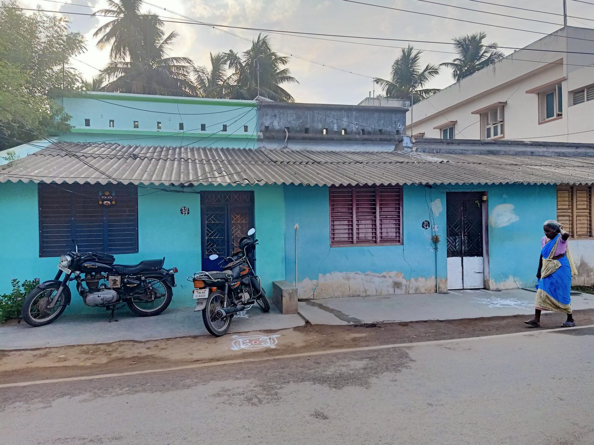 The house in Ayyan Street, Thiruvanaikkovil where India' s 1st  Nobel laureate Sir C.V.Raman was born.
(Perhaps due to dispute between cousins, the 'Raman effect' discoverer's house is painted half green & half blue.
No govt.recognition; no plaque to indicate C V R's birth place
