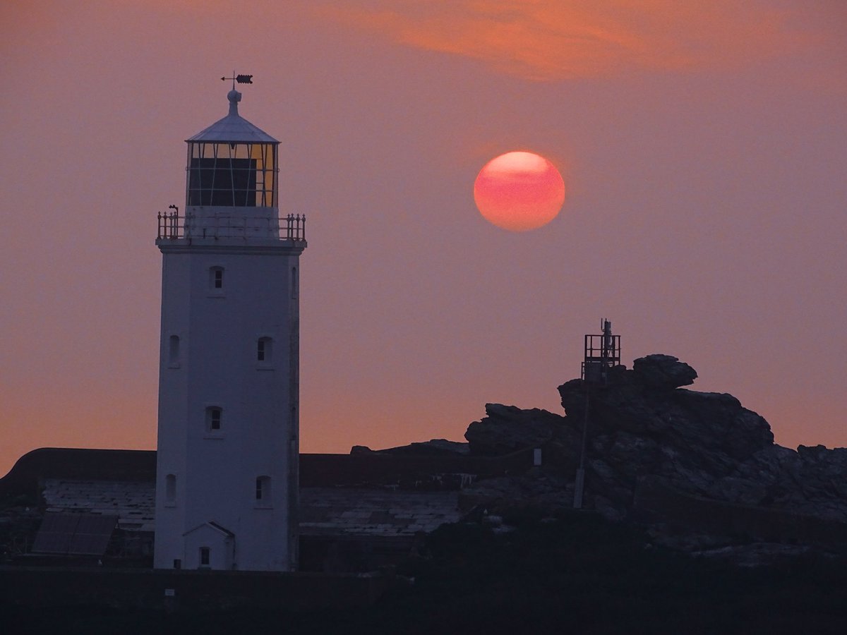 Godrevy lighthouse 
@ITVCharlieP @itvwestcountry @itvwxWCountry @ChrisPage90 @weloveourbeach @BBCSpotlight @BBCCornwall @davidwhiteshow @CornwallLive @SunsetSnaps @beauty_cornwall @andy_ppc @weloveourbeach