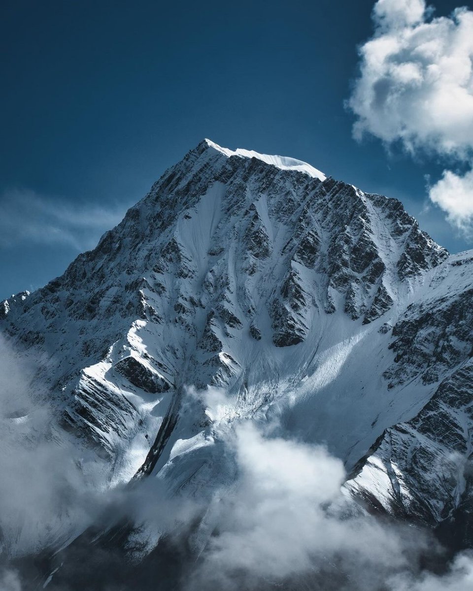 Mountains🇳🇵
Pisang Peak (6,091m) 

#AdventureSeekers #HimalayanDreams #NatureAdventures

📷marius_mountaineering