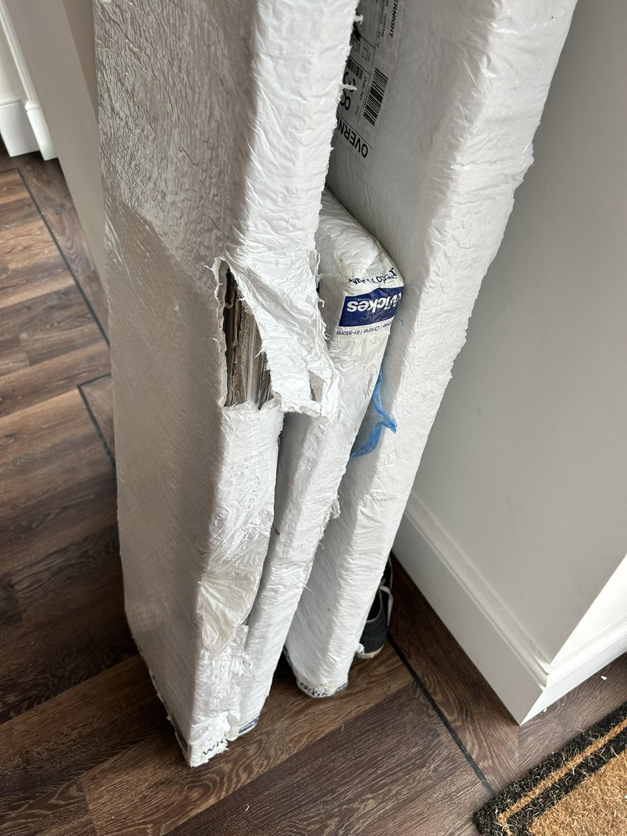 AdvocateSgo's tweet photo. @Wickes called customer service- systems down. Emailed and haven’t heard anything back. Filled in your customer feedback form, again nothing. Need this resolved. DX damaged my delivery https://t.co/NgG3mCGVCE