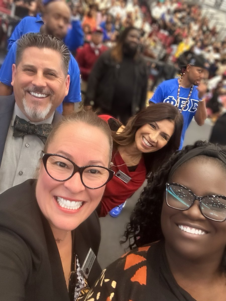 All smiles celebrating Black Excellence at the National Black Graduation with @FUSD_Supt @kimi_mac @FontanaUnified #IEBlackGrad #NBG 🎓💚💯👏🏽 @CSUSBNews