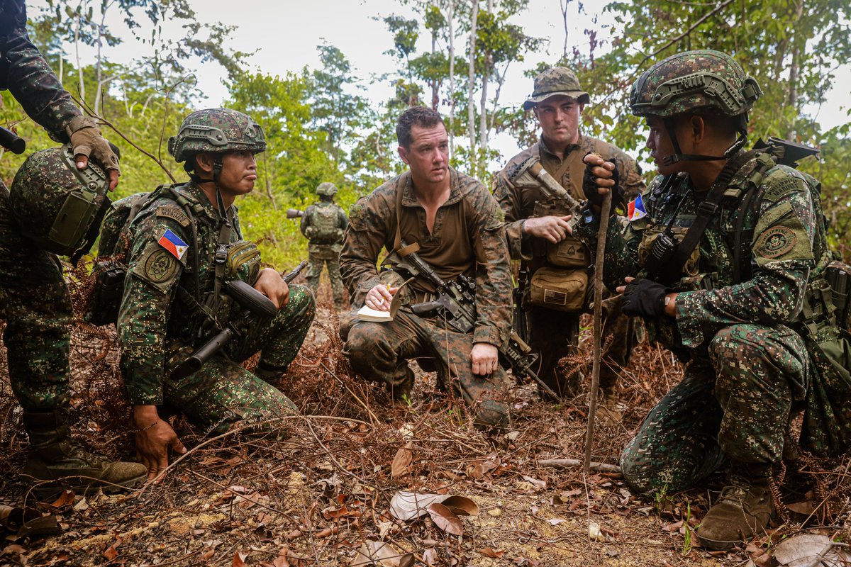 #Balikatan photo of the day: Filipino and American service members work together on a jungle patrol training mission. #FriendsPartnersAllies
