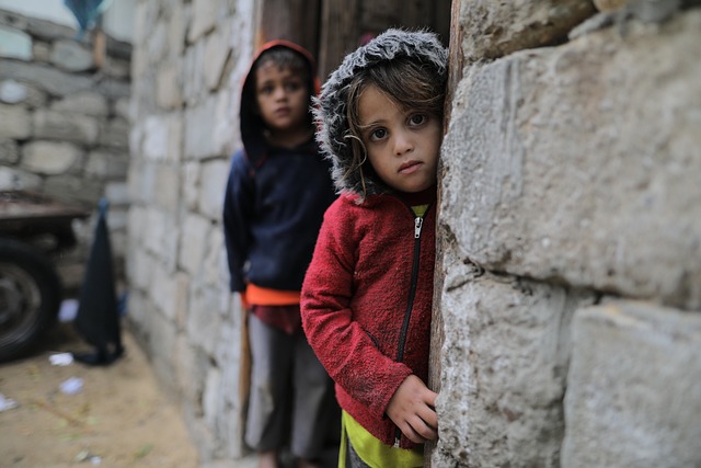 Wenn Klimakleber zu Geldstrafen verurteilt werden, was für Strafen wären dann angemessen für Politiker, die sich aus ideologischen Gründen gegen eine Freigabe der UNRWA-Hilfsgelder wehren und damit mitverantwortlich werden für den Hungertod zehntausender palästinensischer Kinder?
