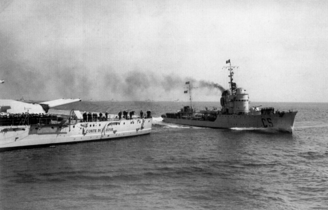An image from the '#RivistaH' which took place in the Gulf of #Naples on 5 May 1938. The #torpedo boat '#Cassiopea' passes quickly between the stern of the #battleship '#Cavour' and the bow of the '#Cesare'. Details: instagram.com/p/C6n8-TutxiD/ #regiamarina #battleships #napoli