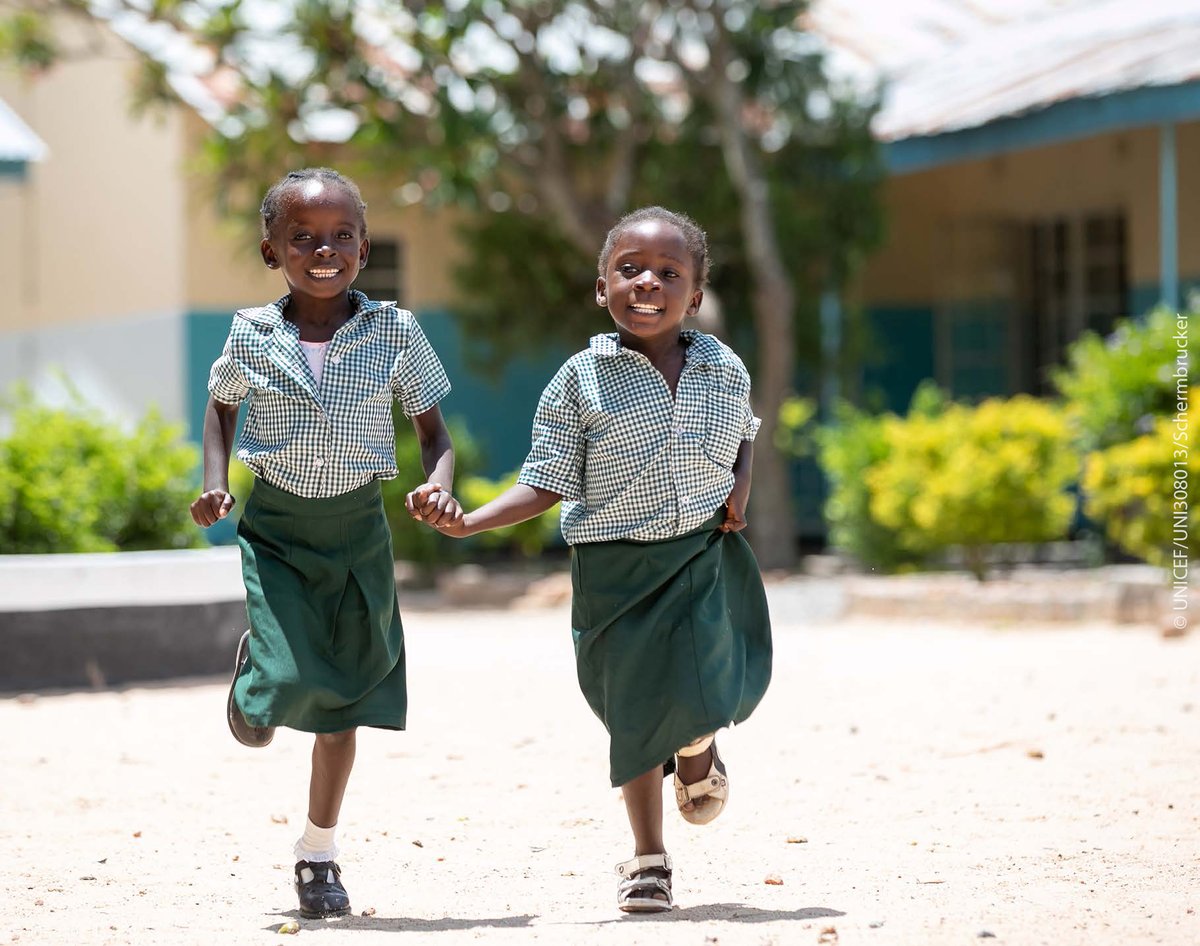 🔎@UNICEFInnocenti's research in #Zambia reveals that in positive deviant schools – schools that outperform others in learning outcomes, despite similar contexts and resources – teachers and head teachers devote extra time and resources to ensure all students are learning. Find