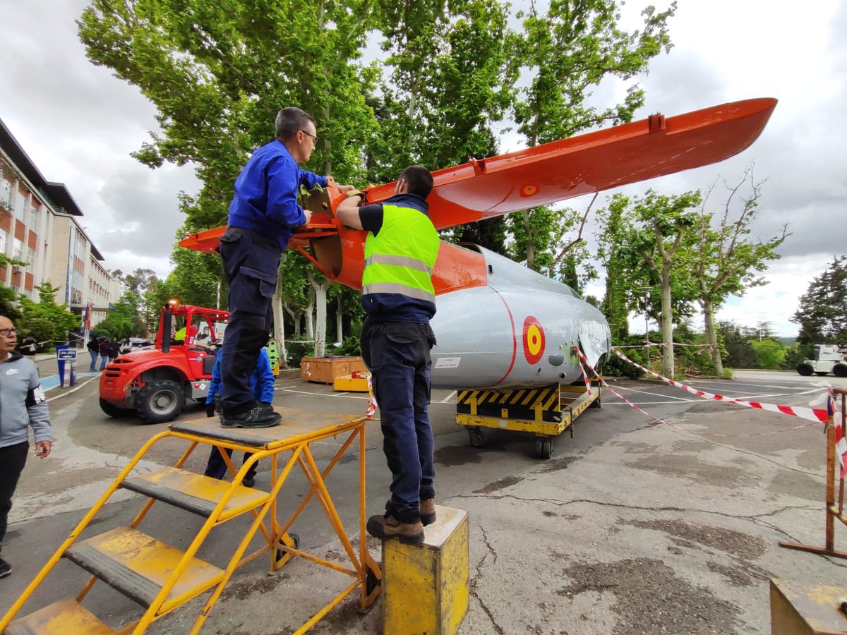 Comienza la instalación del avión C-101, cedido por el <a href="/EjercitoAire/">Ejército del Aire y del Espacio</a> a la #ETSIAE. Pronto esta mítica aeronave se integrará en nuestro entorno, en los exteriores de la Escuela, frente al edificio A.
#somosUPM <a href="/La_UPM/">Universidad Politécnica de Madrid</a> <a href="/DelegacionAero/">Delegación de Alumnos de la ETSIAE</a>