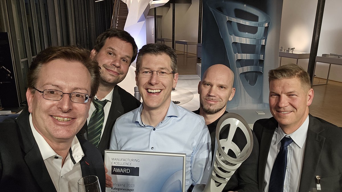 SiemensDE's tweet photo. Herzlichen Glückwünsch an unsere Kolleg*innen aus dem Siemens Messgerätewerk #Berlin, die den Deutschen Manufacturing Excellence #Award 2023 in den Kategorien #Produktinnovation und #Informationstechnologie gewonnen haben. 🎉 https://t.co/3Z2gJqJ8Yf