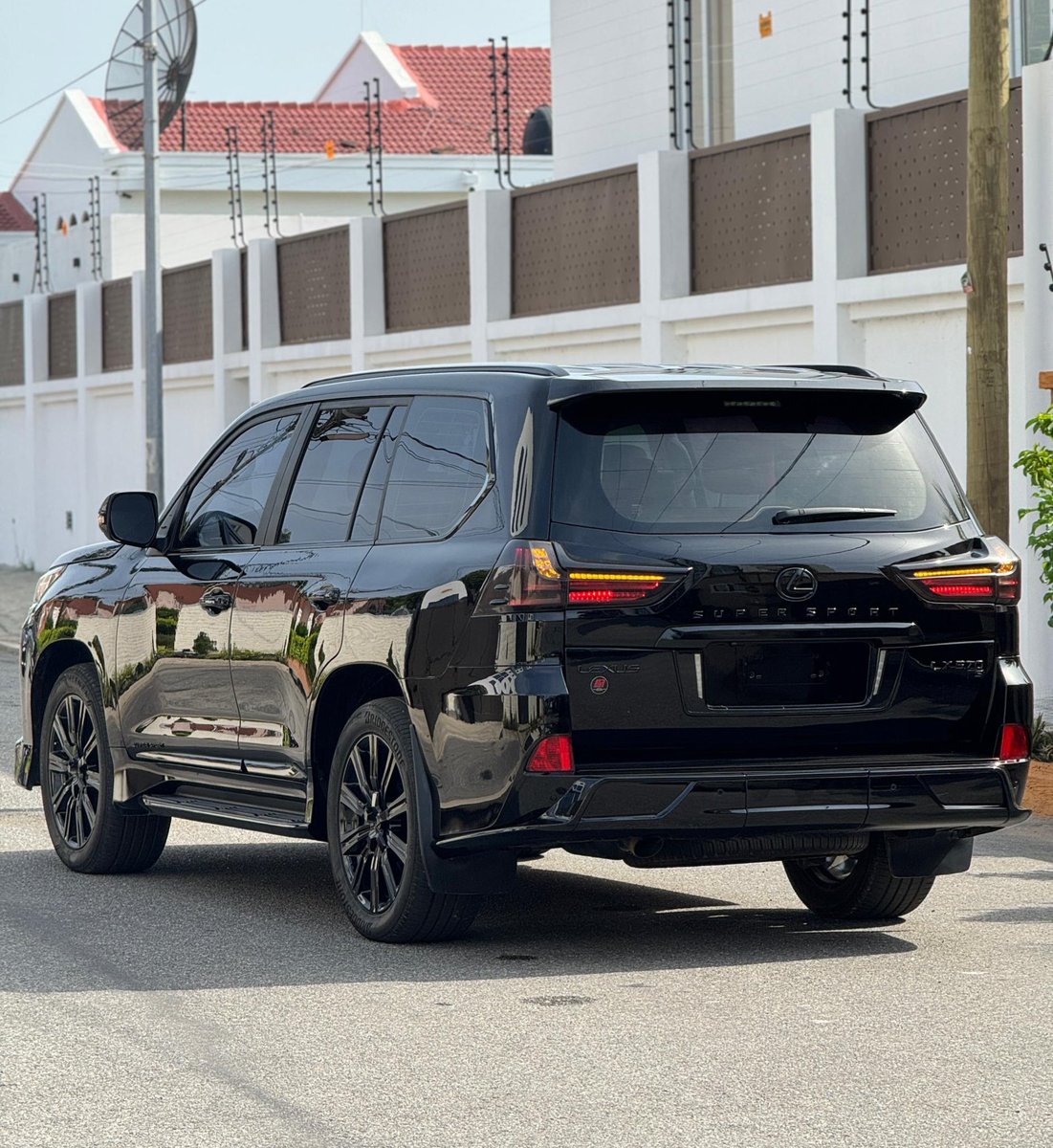 2019 Lexus LX570 4x4 
Remote keyless start 
Leather seats
Heated & Cooling seats
Sunroof
Blindspot Monitoring
Cool Box (fridge)
Rear view camera
3rd row
24 custom registered

Price - $95,000

What’s app no in bio
Refer a buyer for commission 

#YourCarGuy 🚘🕺🏽