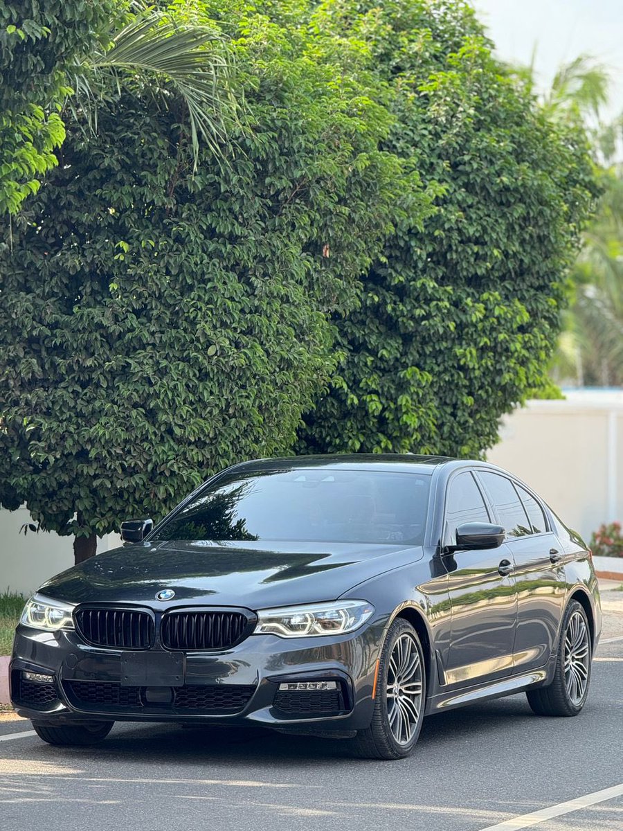 2018 BMW 540i 
Heads-Up display
Keyless start
Apple CarPlay
Sunroof
Leather seats
Ambient lighting 
Straight 6 Cylinder Engine

Price - 650k p3 😁

What’s app no in bio 
Refer a buyer for commission 

#YourCarGuy 🚘🕺🏽