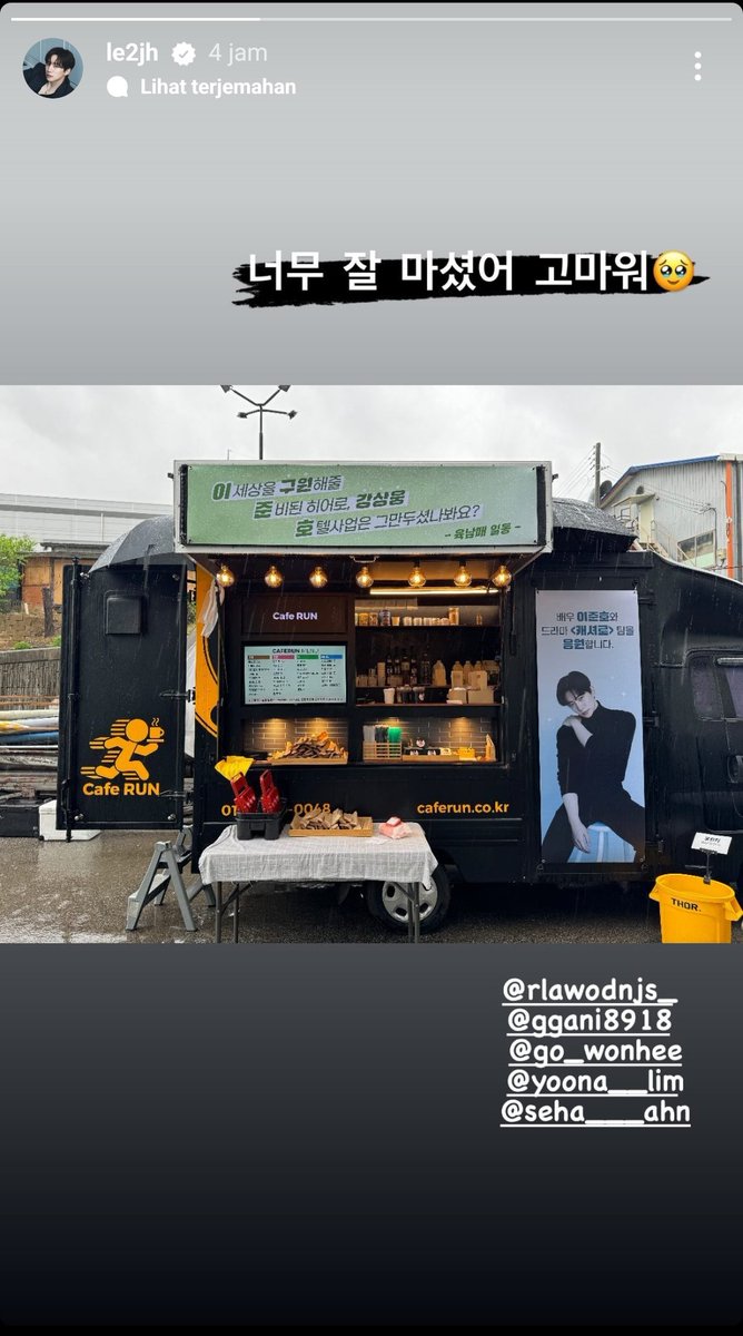Geng 6 bersaudara #KingTheLand (#Yoona #GoWonHee #KimJaeWon #KimGaEun #AhnSeHa ) mengirim coffee truck untuk #LeeJunHo di lokasi syuting #Cashero

Makin solid aja nih 😍