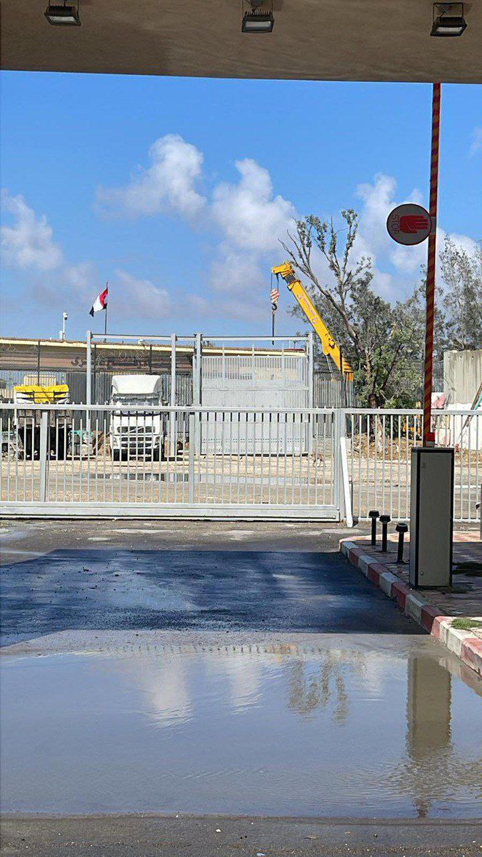 Allahu Akbar! 

Saudara² kita di Rafah sudah mula mencari tempat perlindungan yang lain setelah mendapat amaran dari Keparat Zionis. Pintu Sempadan Rafah-Mesir ditutup ketat.

Moga Allah lindungi saudara-saudara kita di sana. 🤲🏾
