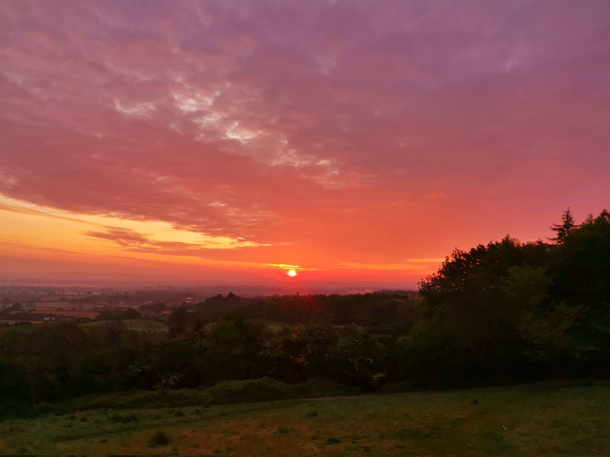 A lovely sky this morning from Hartshill Hayes country park.
@StormHour @ThePhotoHour #loveukweather