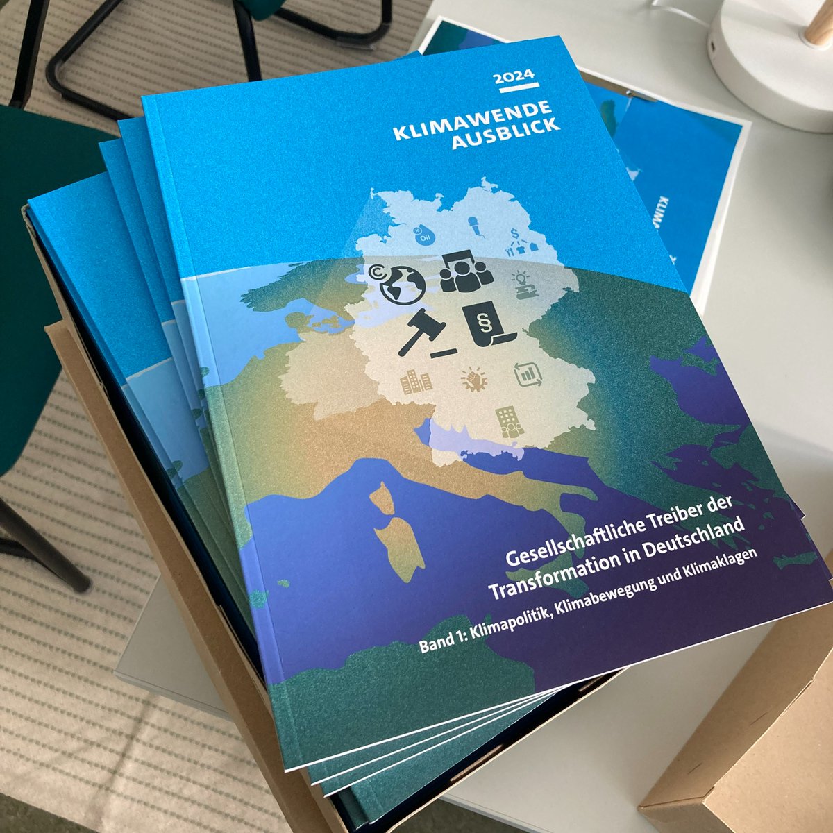 🥁Morgen Pressetermin🥁
Der Klimawende Ausblick 2024 ist da!
Im 1. Band stellen wir eine Methode zur Analyse der gesellschaftlichen Treiber der Klimawende vor, und untersuchen Klimapolitik, Klimabewegung & Klimaklagen.
▶ 7.5. 12h15 @fos_uhh oder Zoom
▶ Anmeldung bitte per DM