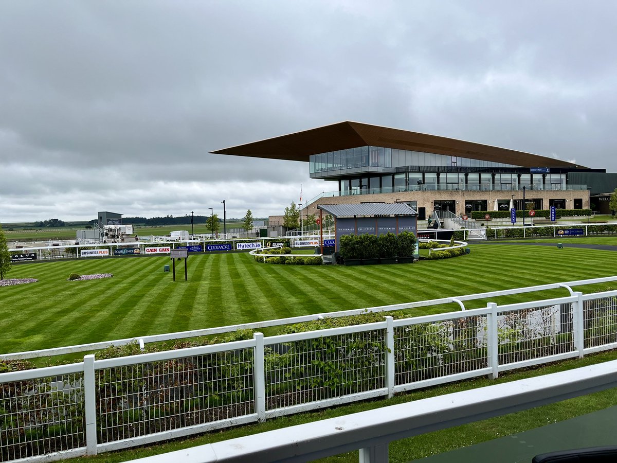 Táimid anseo anois! We have arrived! Rásaí BEO: An Currach @ 13:50 ar TG4 inniu. 🏇🏇🏇 Rásaí BEO live from The Curragh today @ 13:50 on TG4. @SportTG4 @Lynam_S @RebelDevil71 @evynig @curraghrace