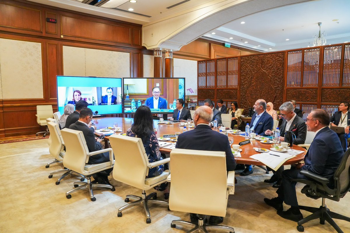 Tahu tak, Google dah beroperasi di Malaysia selama 13 tahun? Lama kan? Hari ni, YAB PM mengadakan perbincangan bersama delegasi Google secara maya untuk membincangkan langkah-langkah bagi mempercepatkan transformasi digital negara. What's the next step for Google in Malaysia?…