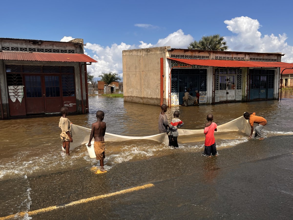 Urgence au #Burundi: des milliers de vies sont en danger à cause du phénomène El Niño.💔Inondations, déplacements forcés, la situation est critique. Chaque don compte : abris, nourriture, soins médicaux. donate.croix-rouge.lu/b?cid=75&lang=…🙏