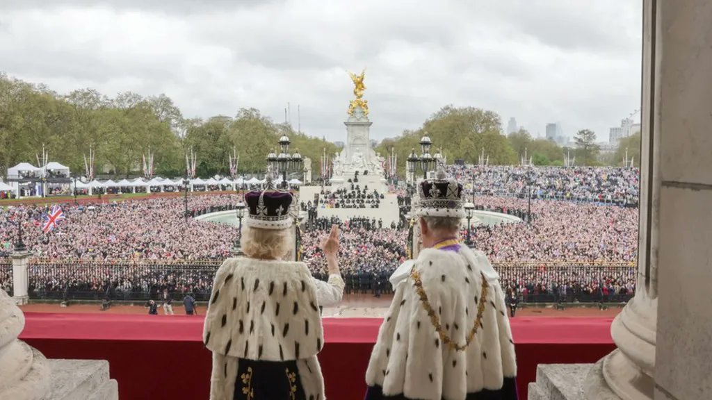 An iconic moment on the Buckingham Palace balcony. 
A sea of well-wishers on Coronation Day 2023.
📸 Getty Images