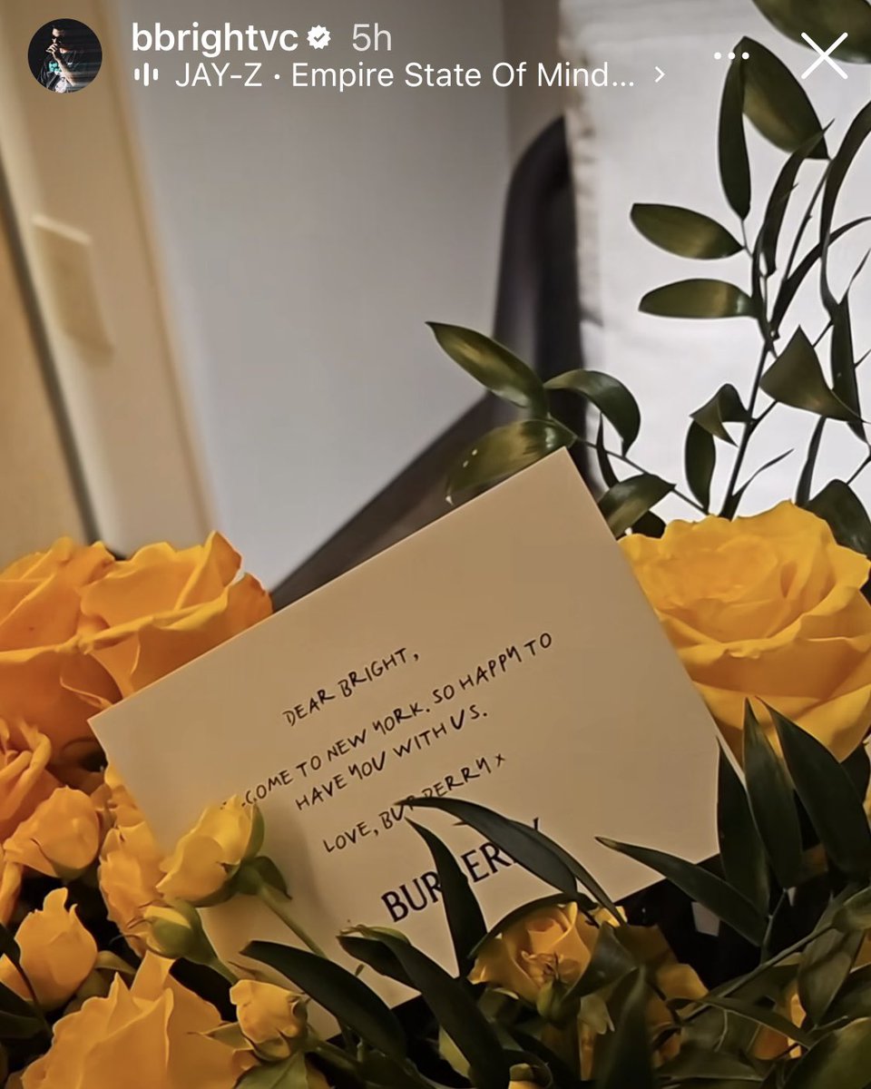 ElleMenThailand's tweet image. รอติดตามความเคลื่อนไหวของหนุ่มไบร์ท-วชิรวิชญ์ ทำการเช็คอินนิวยอร์กซิตี้กับสตอรี่ช่อดอกไม้พร้อมการ์ดต้อนรับจากแบรนด์แฟชั่นสัญชาติอังกฤษ Burberry ซึ่งคาดว่าเราจะได้ชมลุคเท่ของไบร์ทในฐานะ Global Brand Ambassador ของ Burberry เร็วนี้ๆ แน่นอน

#ELLEMENNews
#bbrightvc 
#burberry