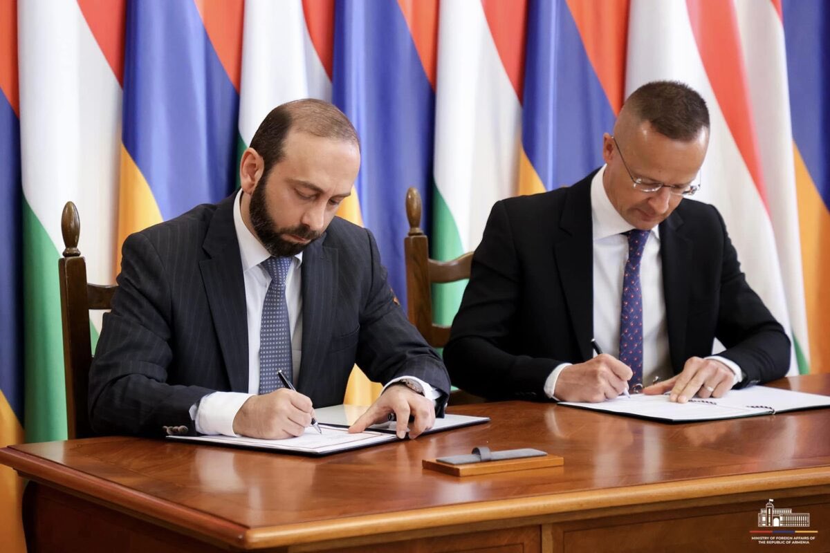 The Foreign Ministers of Armenia and Hungary Ararat Mirzoyan and Péter Szijjártó have signed an Agreement between the Government of the Republic of Armenia and the Government of Hungary on economic cooperation.