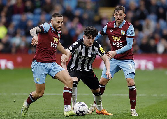 Livramento’s role vs Burnley was very interesting and something that i noticed a few times vs Sheffield United last week.

 #NUFC