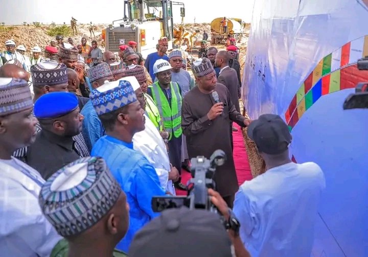 Borno: Zulum begins 113km ring road linking east, west Maiduguri
 
@GovBorno, @ProfZulum on Monday flagged off the construction of Maiduguri’s 113-kilometre ring road project linking the east, west, and southern parts of the city.