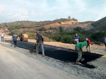 #EnFotos Este #02May fueron colocadas 246 toneladas de asfalto en la avenida principal de San Martín, parroquia Santa Catalina en el municipio Bermúdez
#SucreSeResteaConMaduro