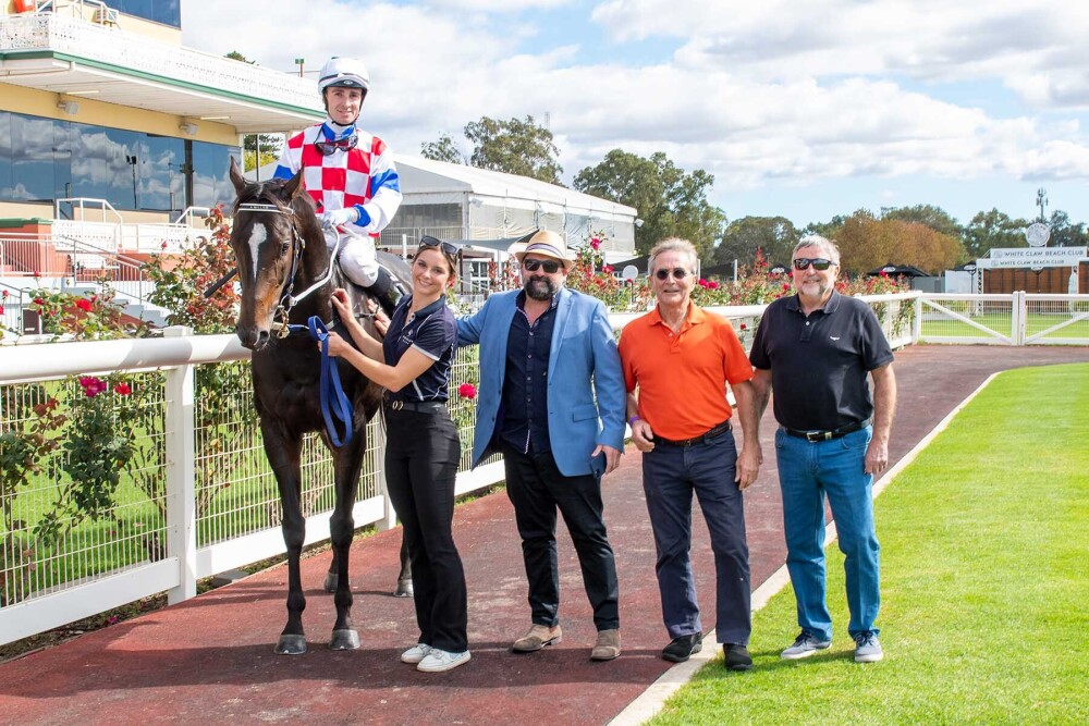 Lexington City was shot out of the gates and never looked like being past under Chris Parnham giving the 5yo City Place gelding his fifth career win after a few city placings. Congratulations to his connections! 📸: Western Racepix #SimonMillerRacing