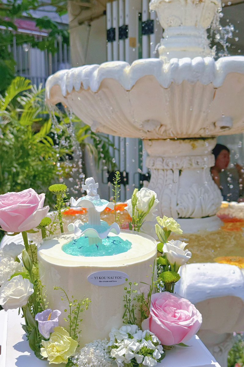 백현아 생일 축하해!!! 우리 큥일 케이크 예쁘죠? 백현이 덕분에 친구를 만나서 기분이 너무 좋아🥰백현이 생일인데 우리가 더 많이 받은 것 같아… 사랑해!! 너무너무 많이 많이!!!